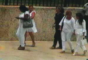 En la foto: Berta Soler Fernández,  Magalis Norbis Otero Suárez,  Sara Marta Fonseca y  Odalys Caridad Sanabria de vuelta a casa luego de recibir los regalos de sus amos de la SINA.