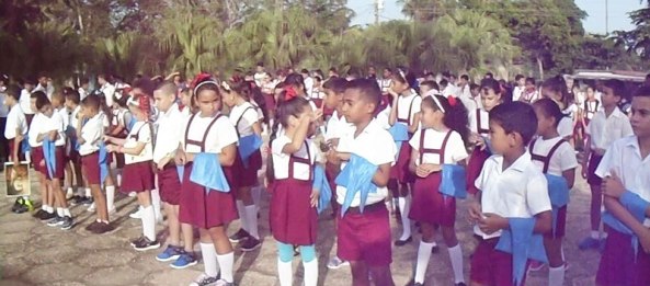 Pioneros en Guáimaro cambian pañoleta azul por la roja. Foto: Bárbara Cortellán Conesa