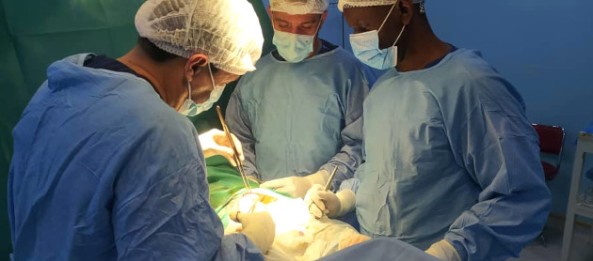 El urólogo cienfueguero Nelson Cuéllar Suárez (de espalda) realiza junto a su equipo médico intervención quirúrgica en Hospital Público argelino./ Foto: Cortesía del entrevistado